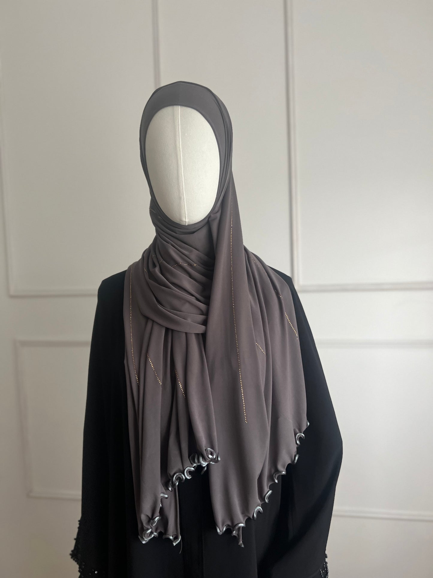 Hijab à strass gris foncé