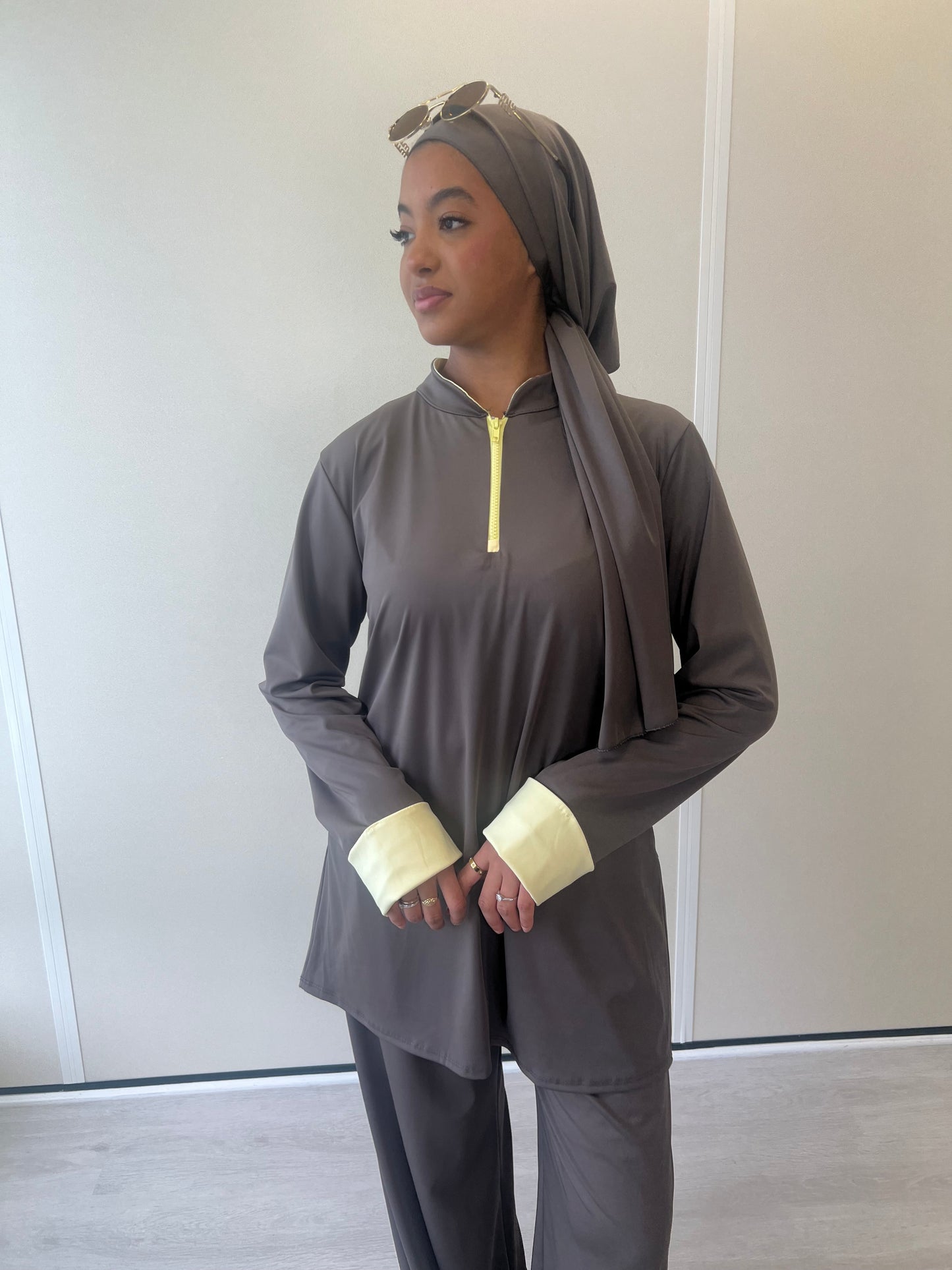 BURKINI TAUPE ( manches jaunes)
