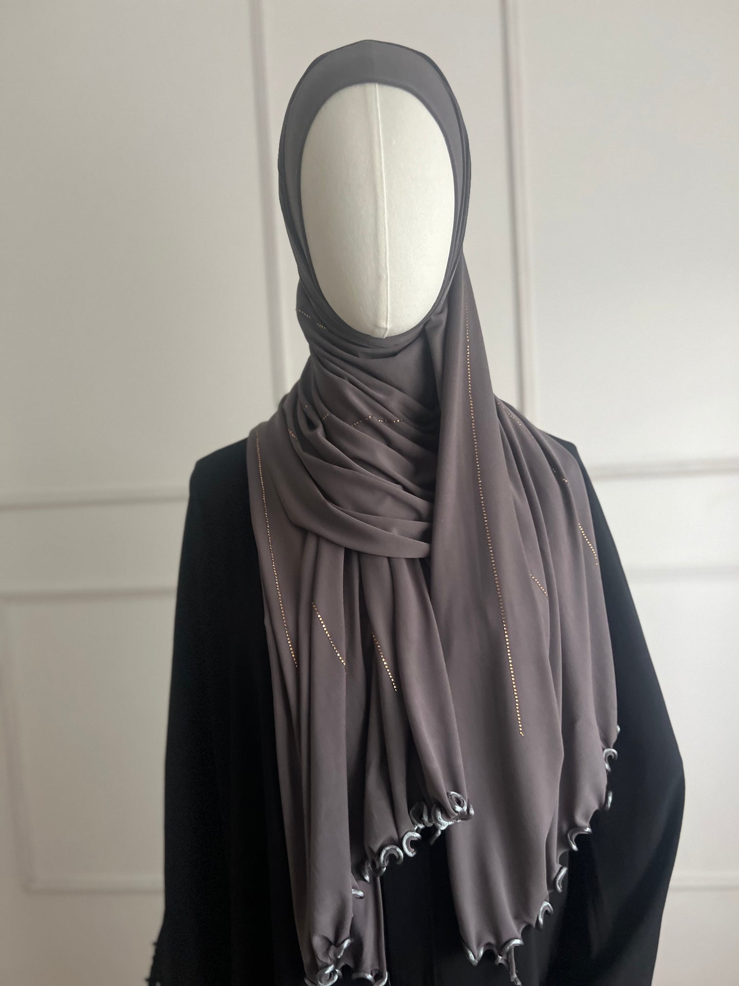 Hijab à strass gris foncé