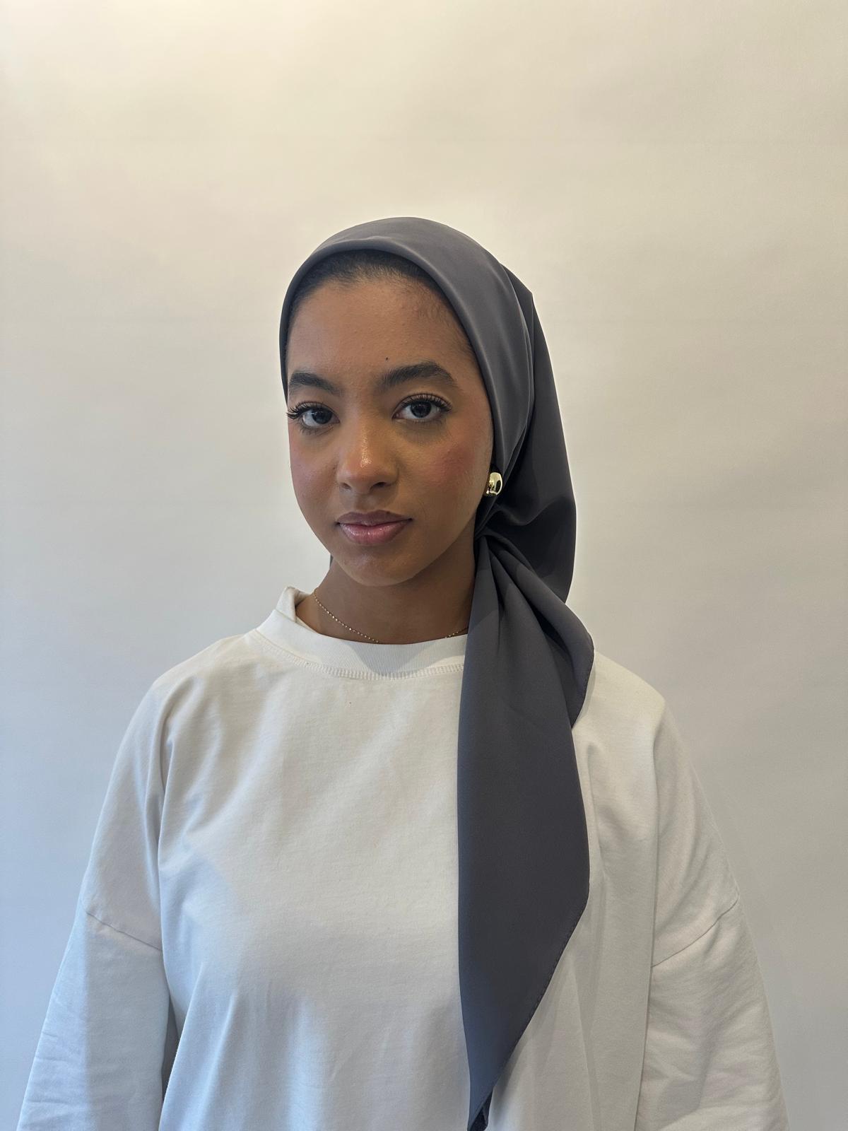 Hijab carré de soie gris